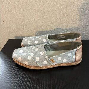TOMS Gray Felt Polka Dot Shoes with Rose Gold Heel Like New Sz 6.5